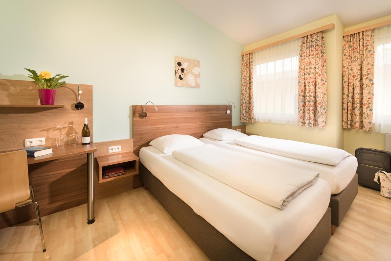 Hotel Radlinger Pellendorf Kültér fotó